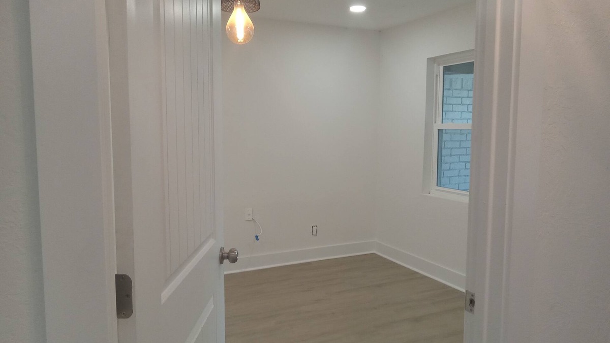 Orange House | Spacious 4-bedroom house in beautiful Orange with WiFi, AC