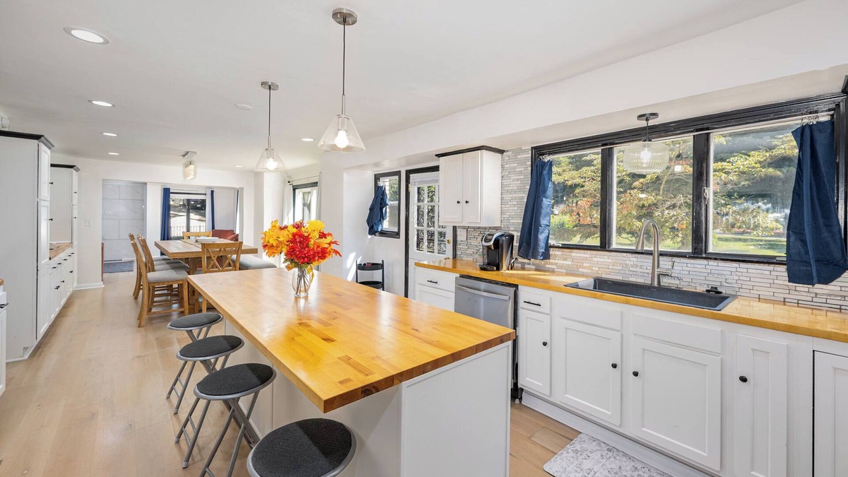 Xenia House | Spacious 4-bedroom house in Xenia near Universities