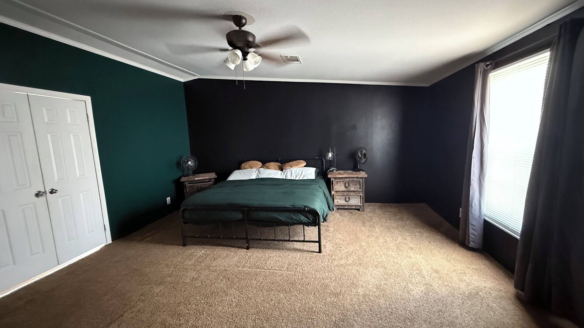 Midland House | Spacious 4-bedroom mobile home Midland