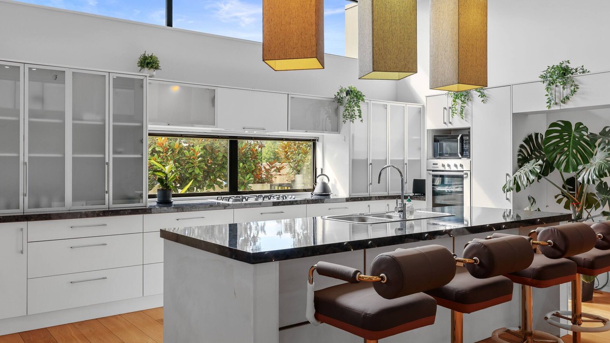 Riccarton House | Spacious 4 Bedroom House with cafe next door