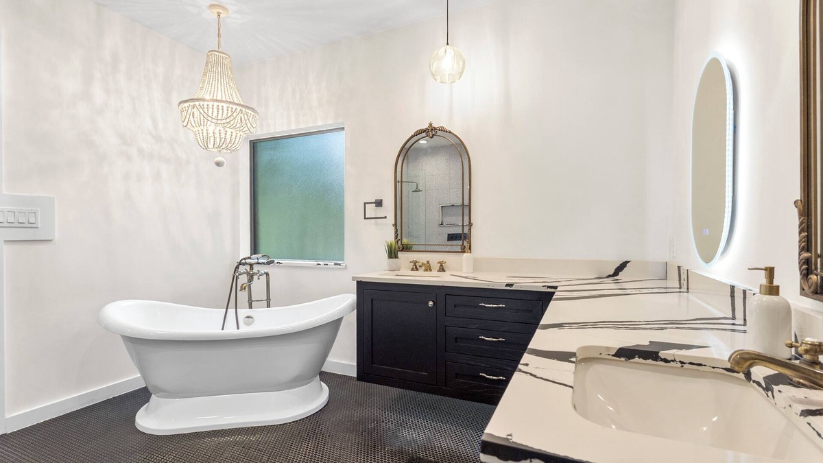 Barker House | Spacious 4-bedroom oasis with fitness space and pedestal tub in Houston