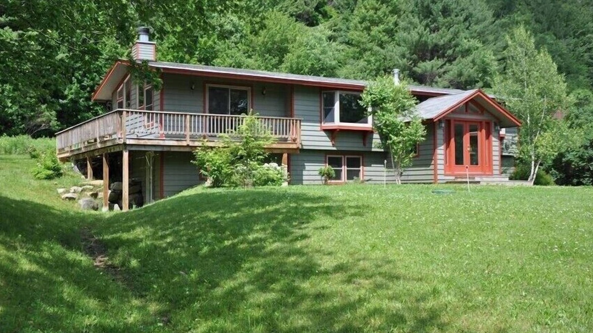 Ludlow House | Spacious 4 Bedroom Okemo Home in Ludlow, minutes to the slopes.
