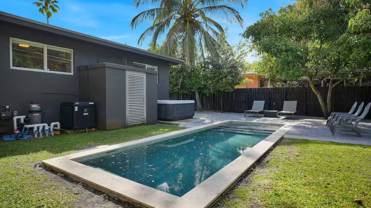 Buena Vista House | Spacious 4 Bedroom Pool-HotTub-MiniGolf-BBQ