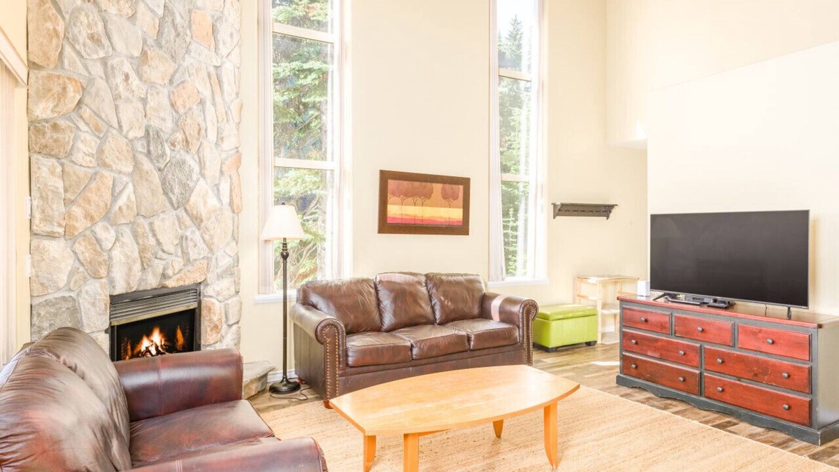 Snow Pine Estates House | Spacious 4-Bedroom – Sleeps 12 & Private Hot Tub