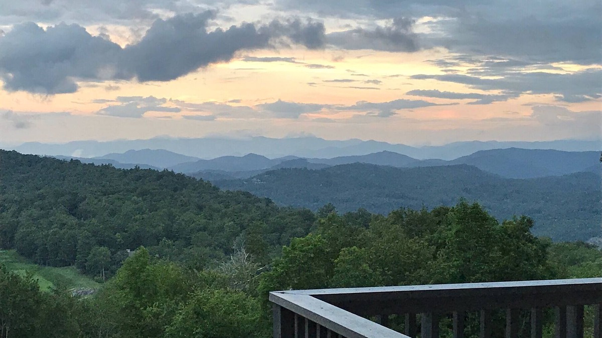 Highlands House | Spacious 4 Bedroom Sleeps 12 Luxury Mountaintop Home