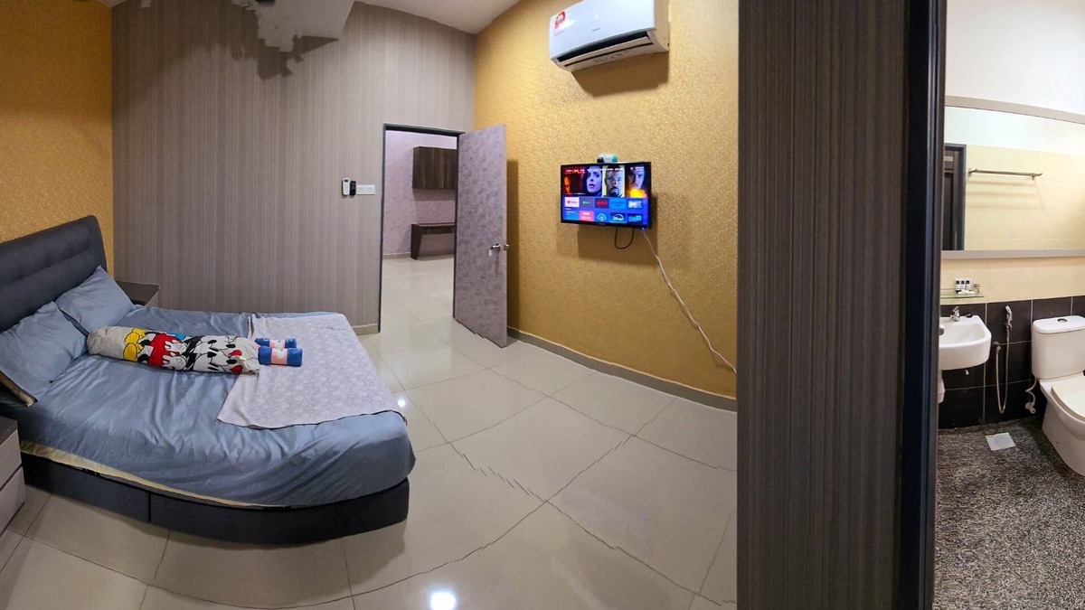Pasir Gudang House | Spacious 4-bedroom townhome with AC, WiFi in serene Masai - Netflix and Disney