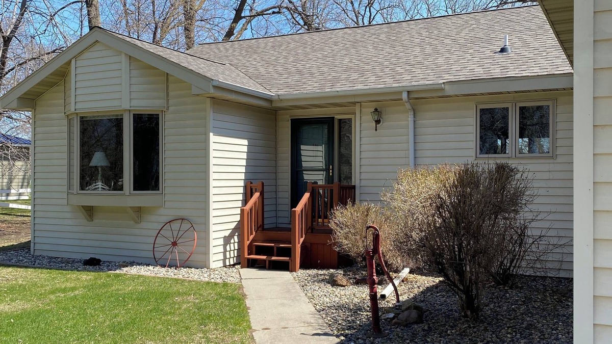 Battle Lake House | Spacious 4-bedroom house overlooking hole 2 of Balmoral golf course.