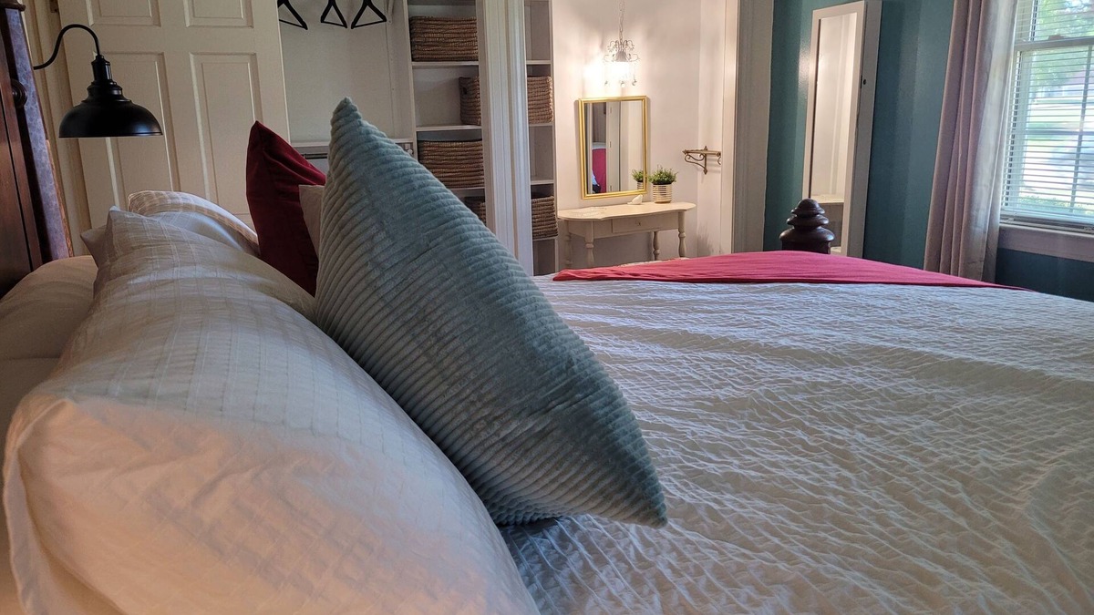 Brownsville House | Spacious 4-bedroom cottage with California King, that is pet friendly.