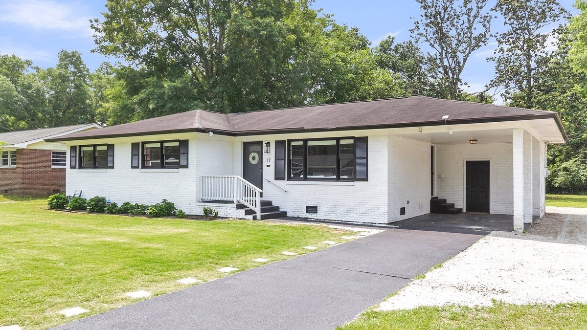 Goose Creek House | Spacious 4-bedroom house with WiFi and Large Patio in charming Goose Creek