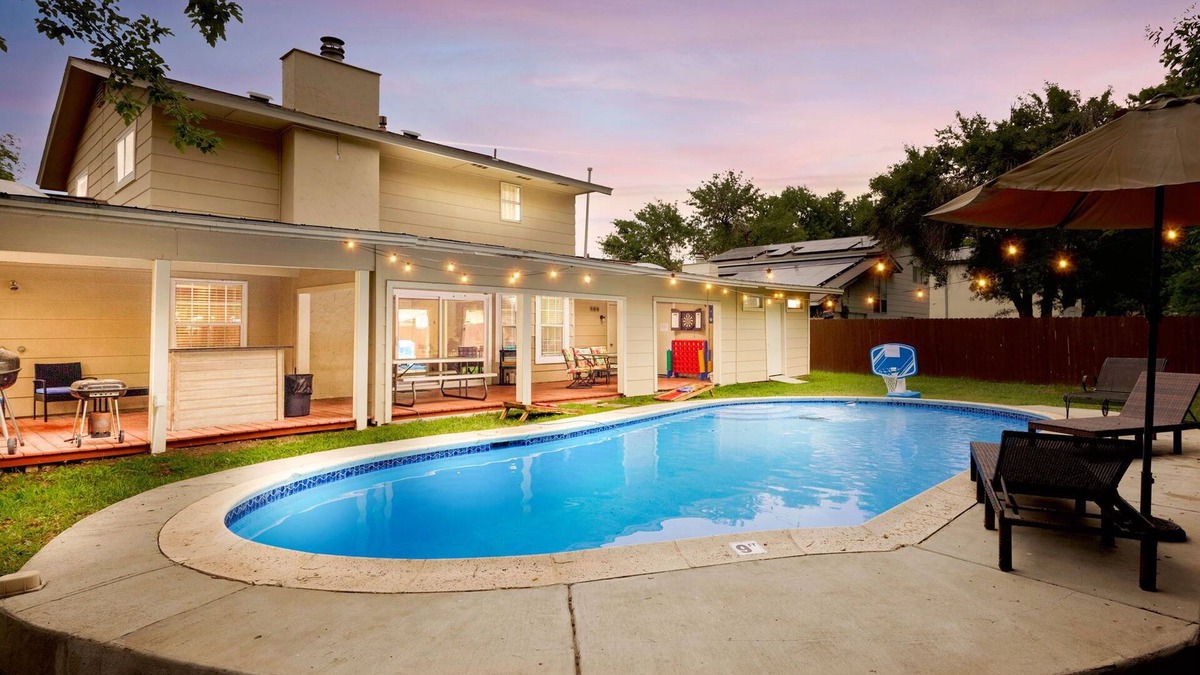 Heritage House | Spacious 4 bedroom with pool- minutes to Seaworld!