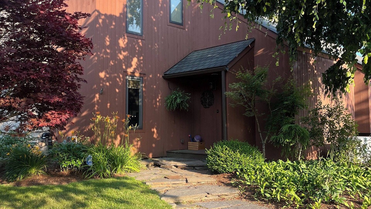 Williamstown House | Spacious 4-Bedroom Retreat with Mountain Views – Family & Pet Friendly