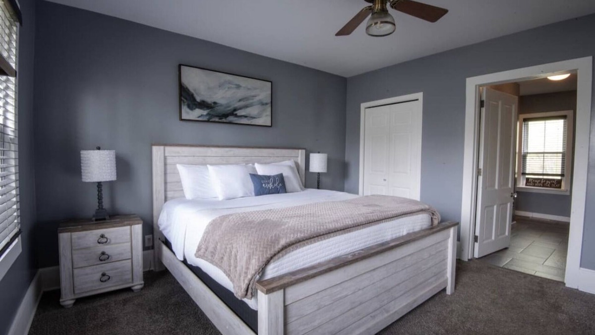 Tonica House | Spacious 4 BR 3BA Mins to Starved Rock