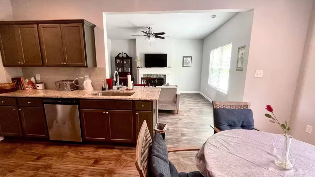 Newnan House | Spacious 4 BR (5 beds) 2.5 bath home in Newnan GAn