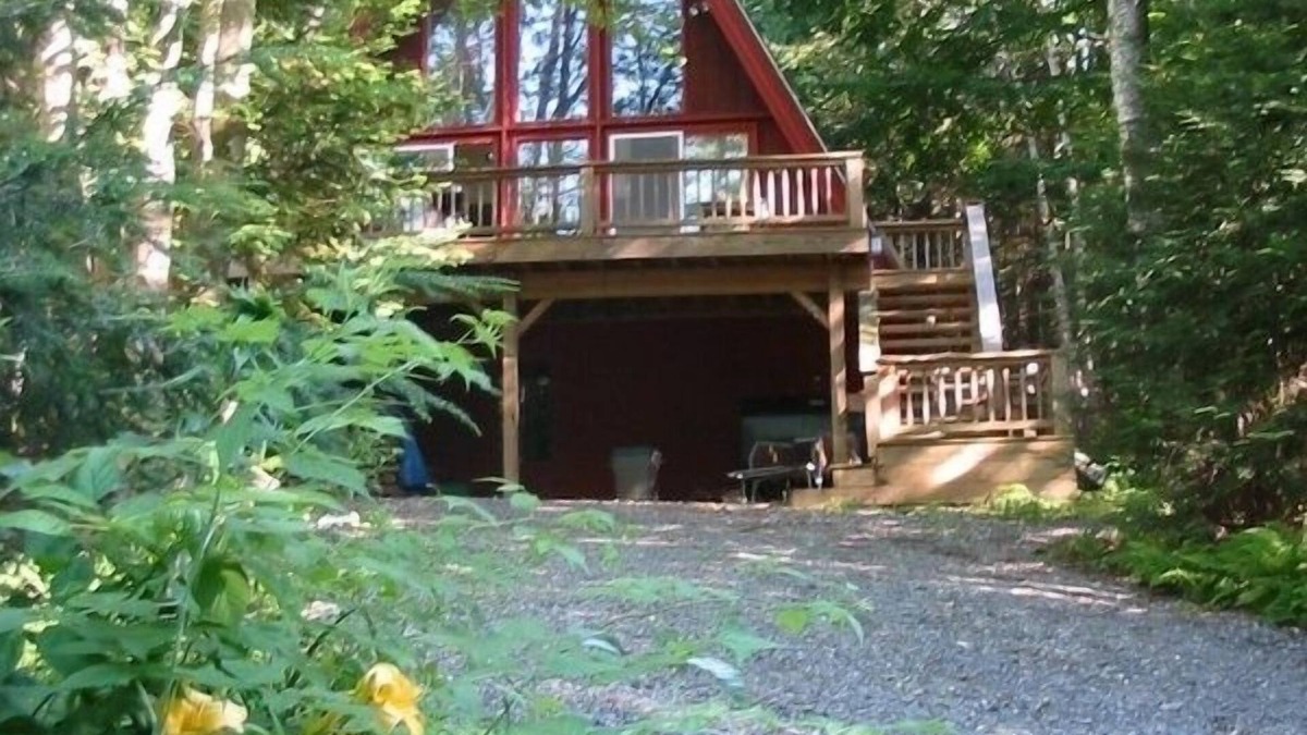 Wilmington House | Spacious 4-BR A-Frame, loft office. Walk to Lake Raponda. Ski Mount Snow!