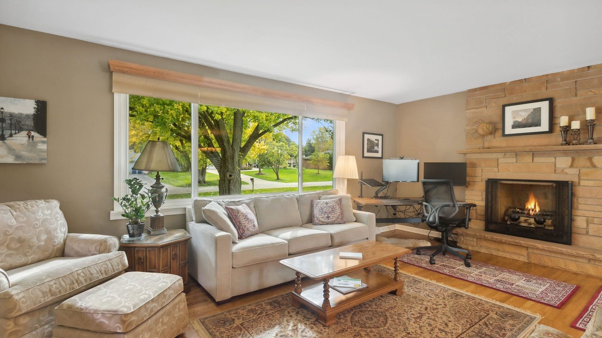 Geneva House | Spacious 4 BR Getaway in the Heart of Geneva. Walk to Downtown and the Fox!
