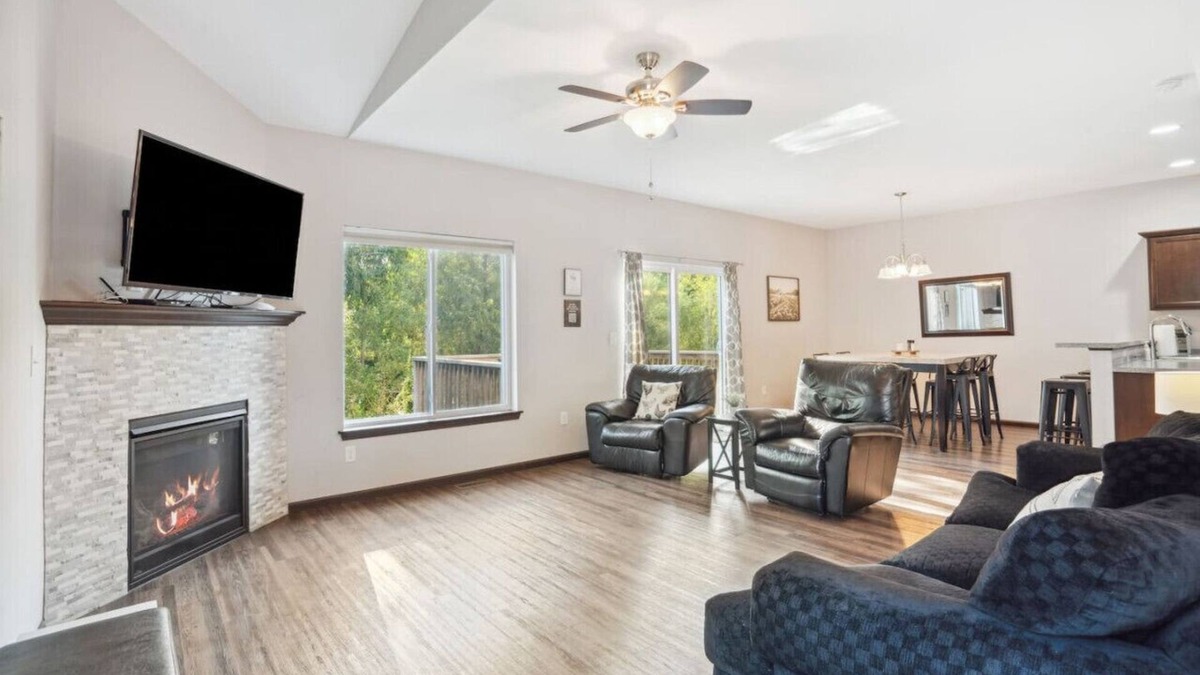 Tiffin House | Spacious 4 BR Home Convenient Location