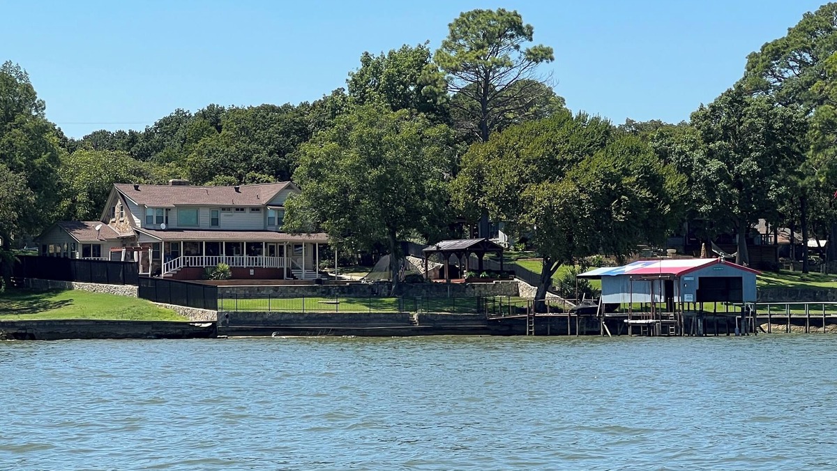 Azle House | Spacious 4-BR lake front WiFi ,hot tub, EV charger on Eagle Mountain Lake Azle