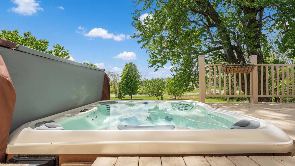 Zumbrota Other | Spacious 4-BR Modern Farmhouse w/Acreage w/Hot Tub/Fireplace
