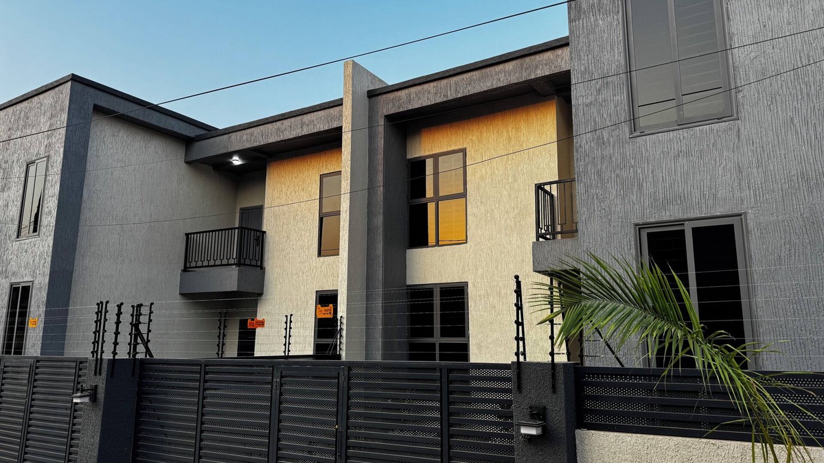 Madina House | Spacious 4-bedroom apartment in lovely Greater Accra Region with AC, WiFi