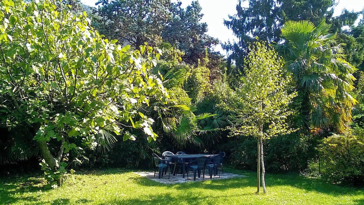 Maccagno Apartment | Spacious 4-room apartment with private garden only about 100 m from the beach