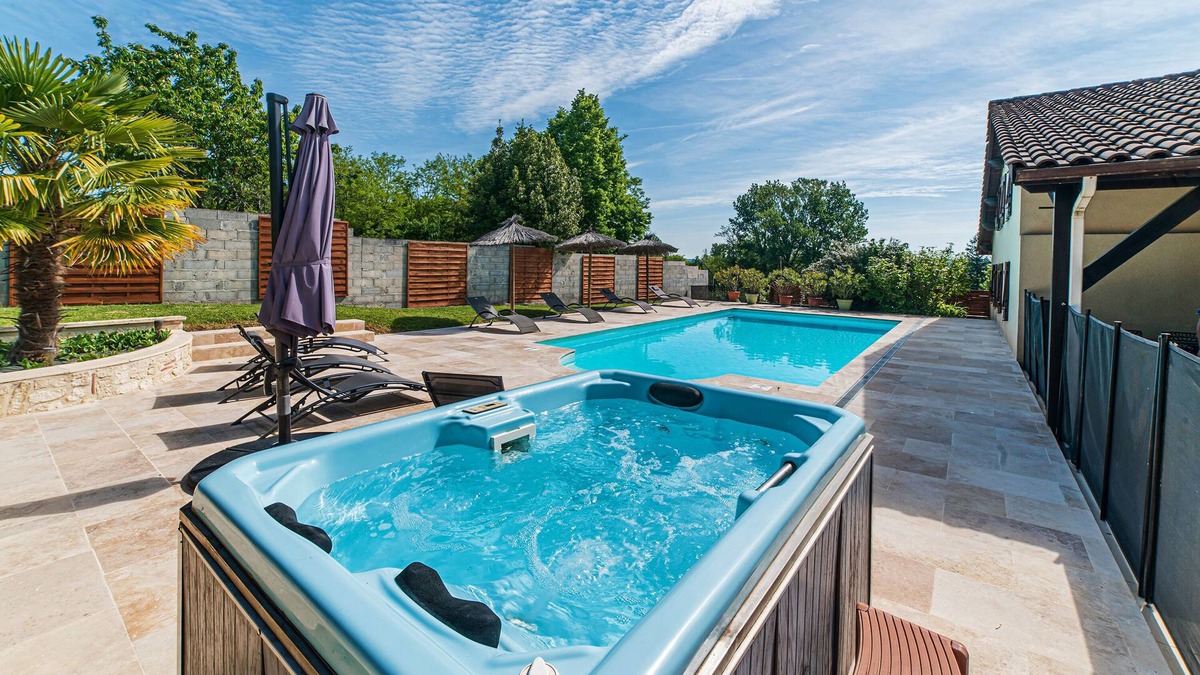 Trentels Cottage | Spacious 410m² 3-star cottage: private heated pool, spa, canoes and paddl