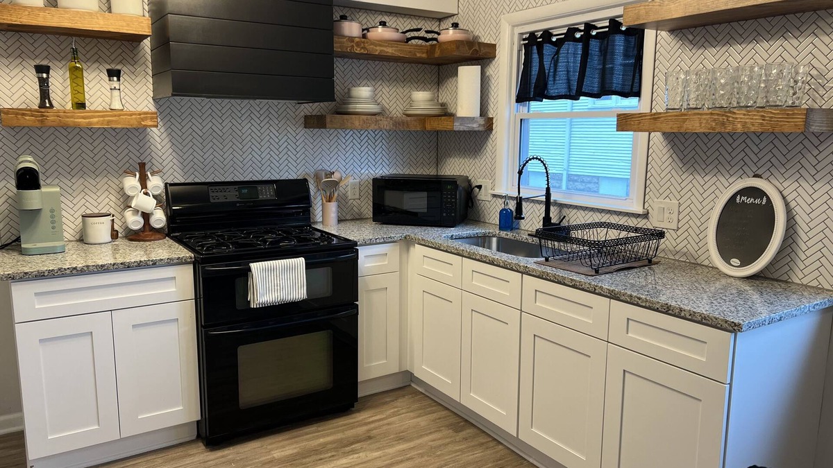 DeKalb House | Spacious 4BD 3BA, Mins to NIU. Business & Corporate Travel, Pet Friendly!