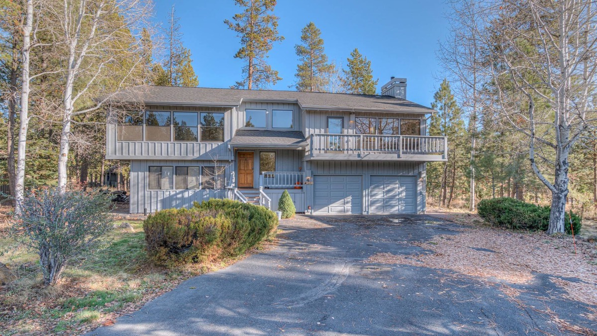 Deer Park House | Spacious 4bd/3bath, A/C, Hot Tub, SHARC, EV