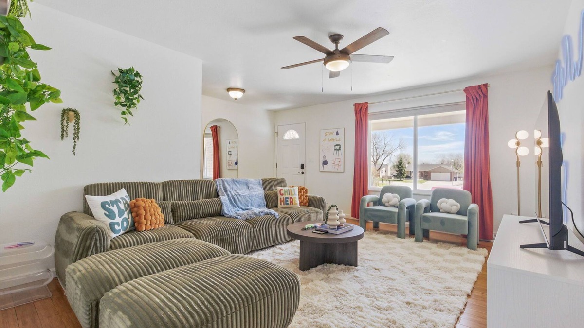 Scenic Heights House | Spacious 4BD - Backyard BBQ, Fire Pit & Mini Golf
