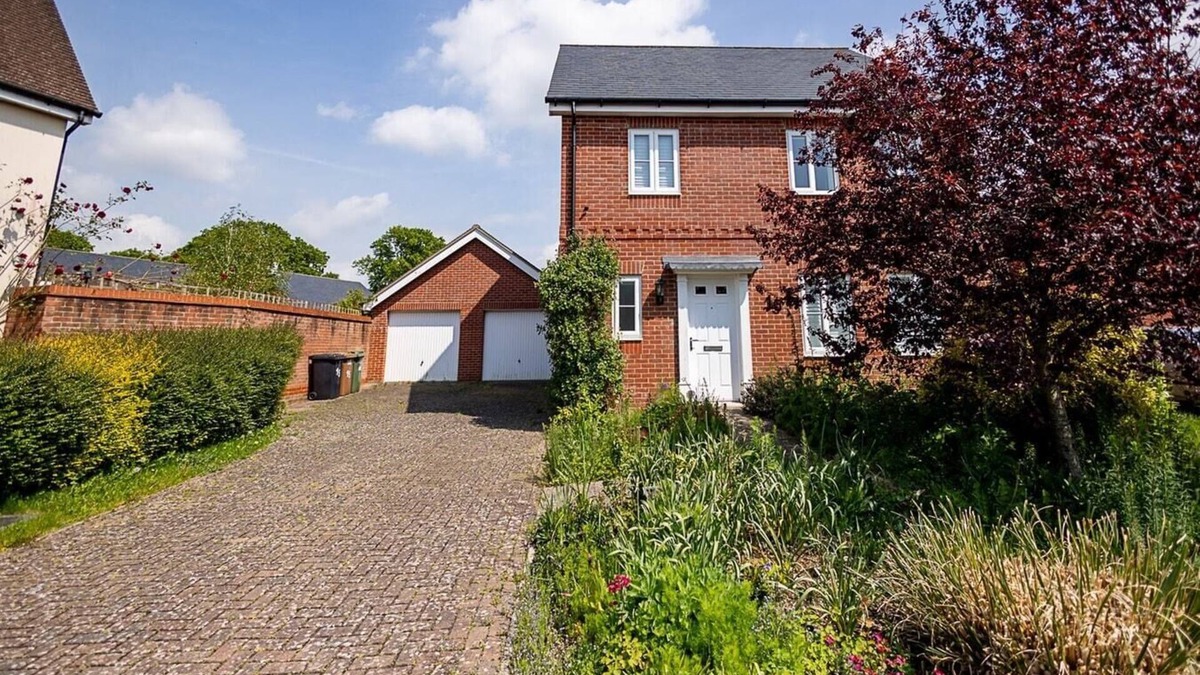 Romsey House | Spacious 4BD Home with Patio garden, BBQ and Parking
