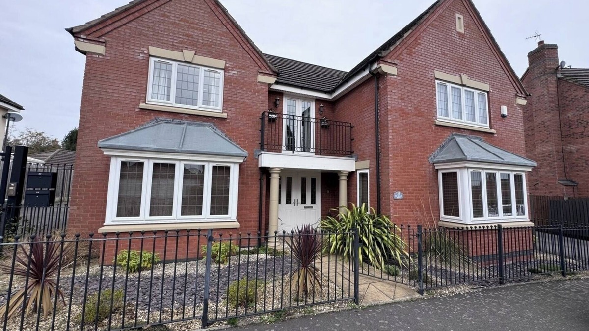 Foxton House | Spacious 4BD House with Character in Coventry