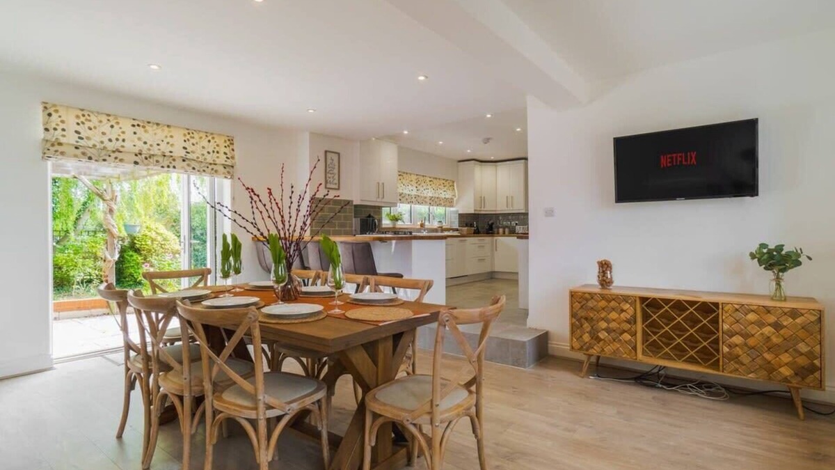 Windsor House | Spacious 4Bed Home: Elegant, Garden & Parking