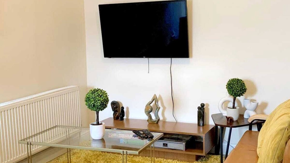 Woking Apartment | Spacious 4Bed Home Near Woking Attractions & Nature suitable for family &friends