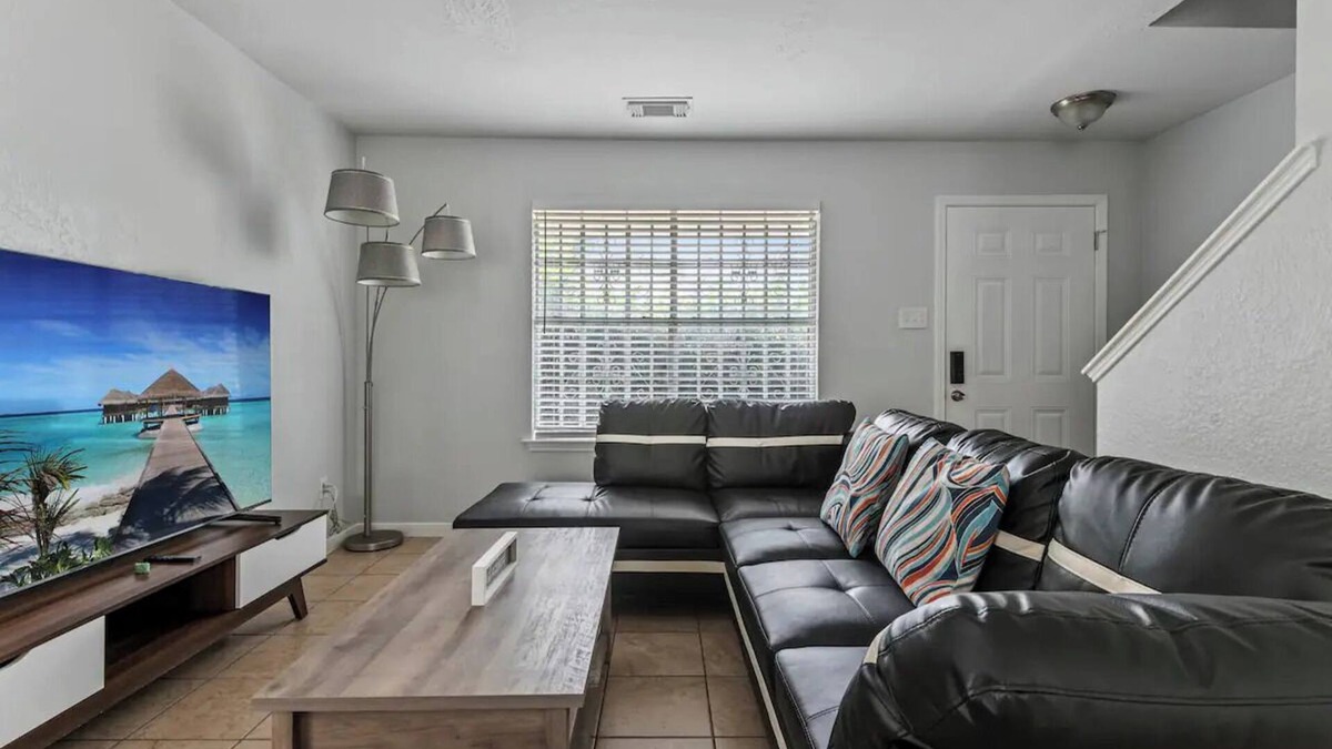 Houston House | Spacious 4BR 2.5BATH Near IAH Airport