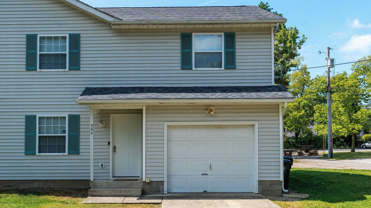 Oxford House | Spacious 4BR/2BA in the heart of Oxford! Minutes from Miami University & Uptown