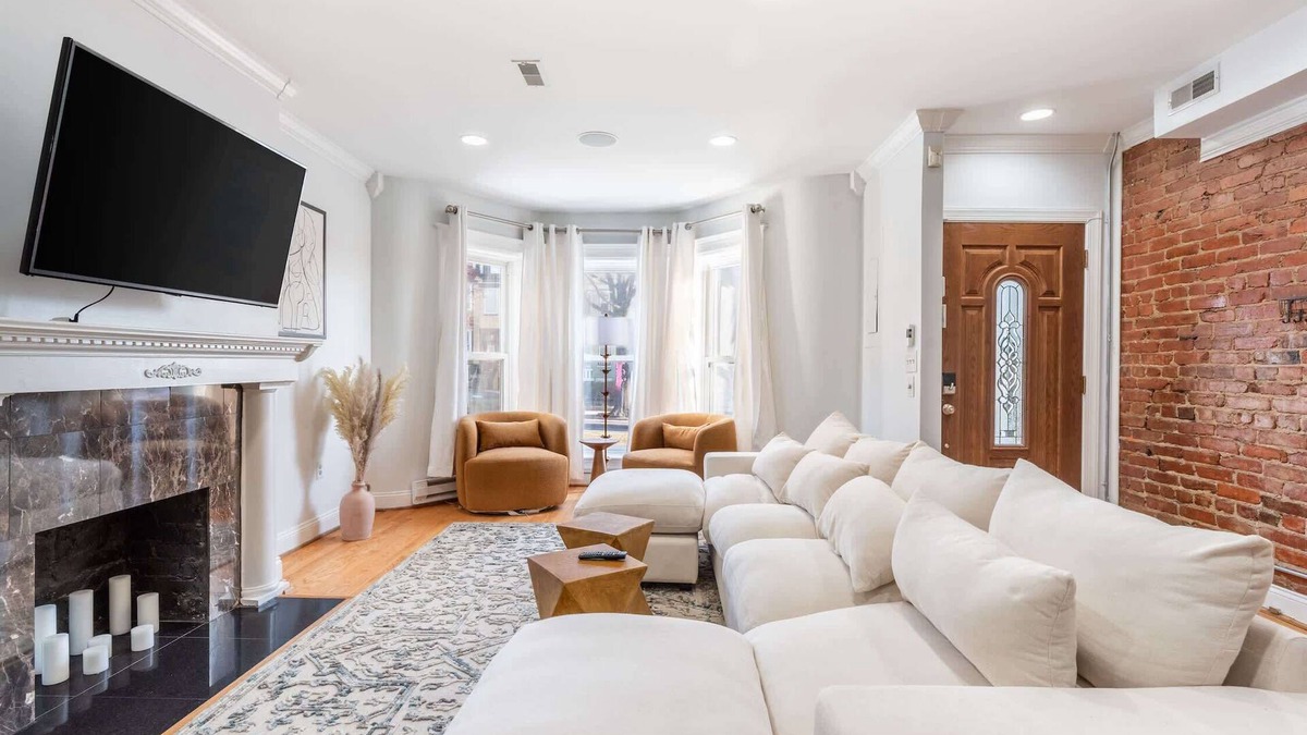 Bloomingdale House | Spacious 4BR DC Townhouse with Jet tub & Parking