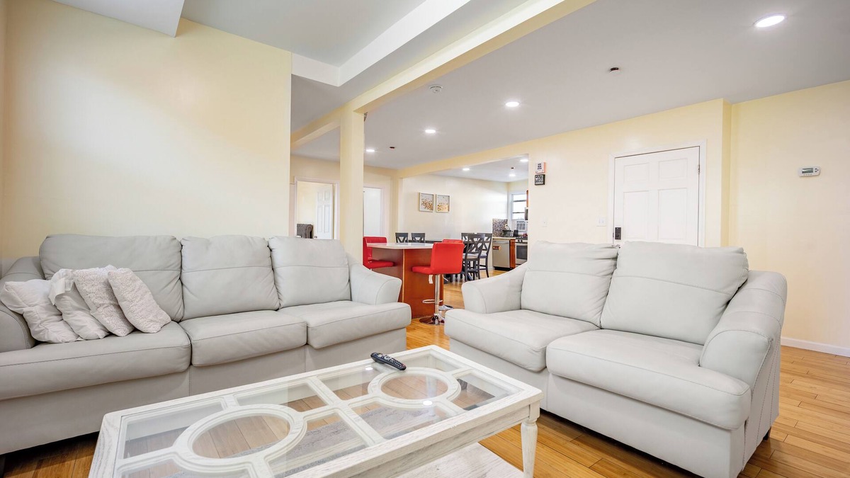 Jamaica Estates Apartment | Spacious 4BR Escape –5 Mins to Subway, 15 Mins to JFK/LGA, 30 Mins to Manhattan!