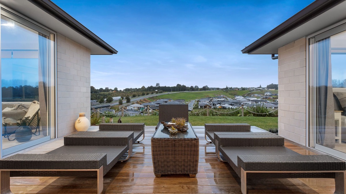 Pyes Pa House | spacious 4br family retreat with elevated and lake views