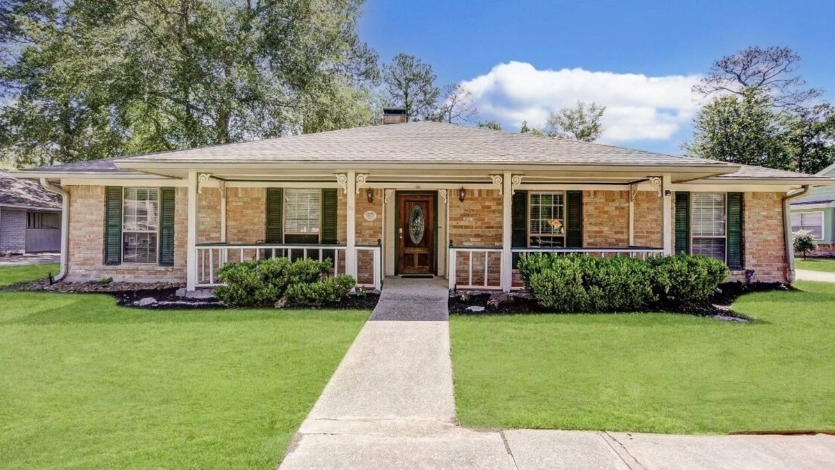 Shenandoah House | Spacious 4BR for Groups - 3 min to Woodlands Mall, Concerts & More!