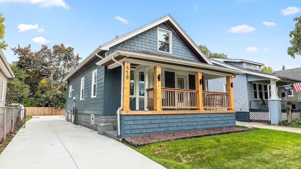 Royal Oak House | Spacious 4BR Home by Dtown Royal Oak