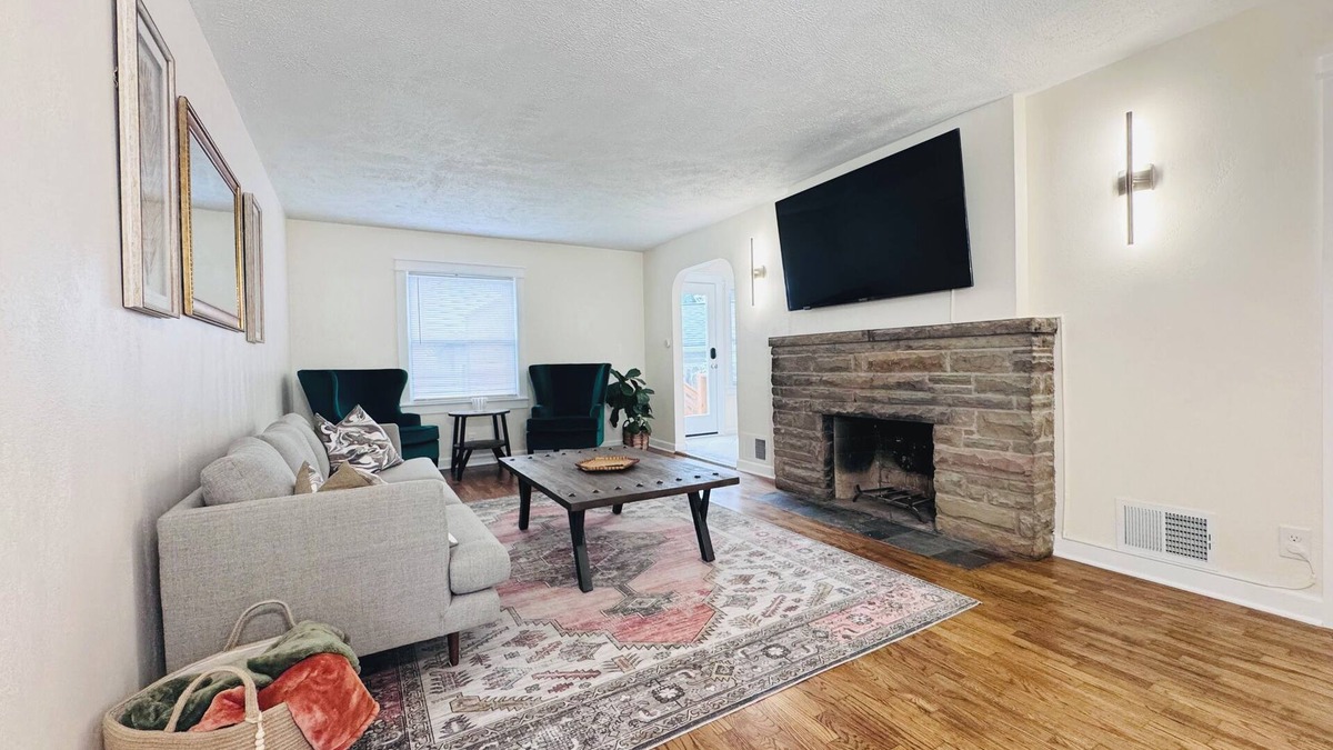 Lansing House | Spacious 4BR Home Near MSU & Downtown Lansing – Family Friendly