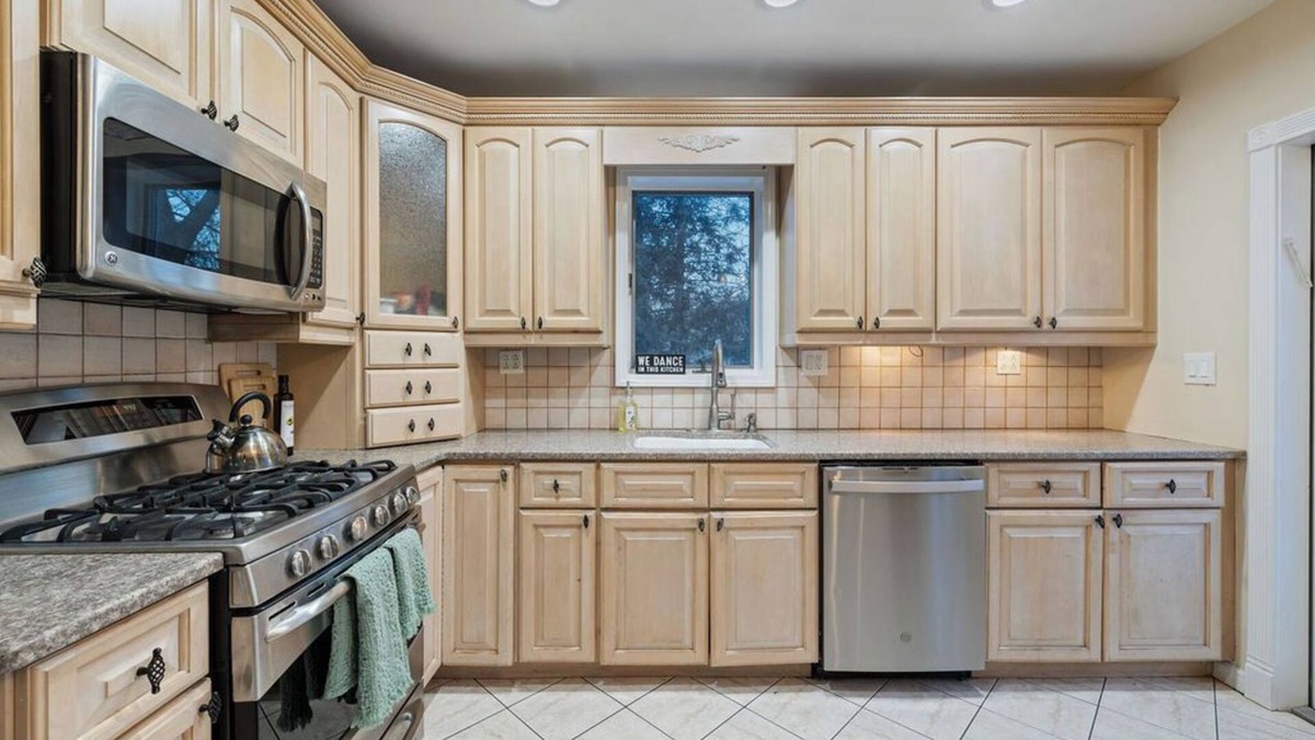 Stony Point Apartment | Spacious 4BR home w/WiFi, TV, hot tub, huge dining, fire pit & vast garden
