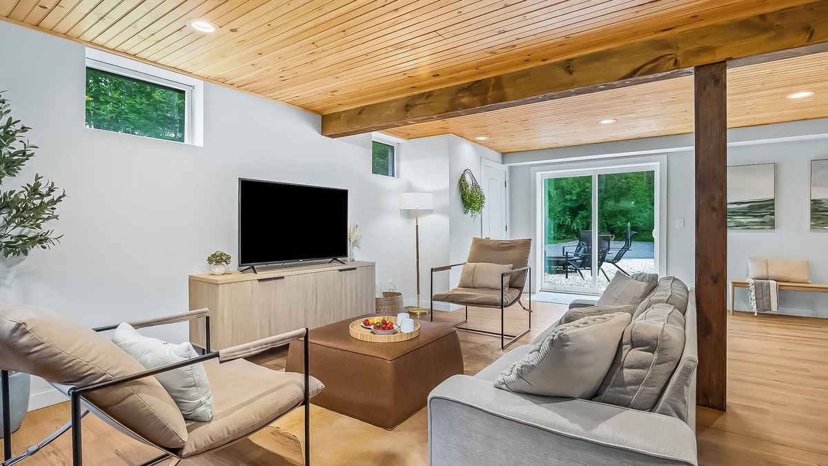 East Durham House | Spacious 4BR - Hot Tub - Tennis Court - Pond