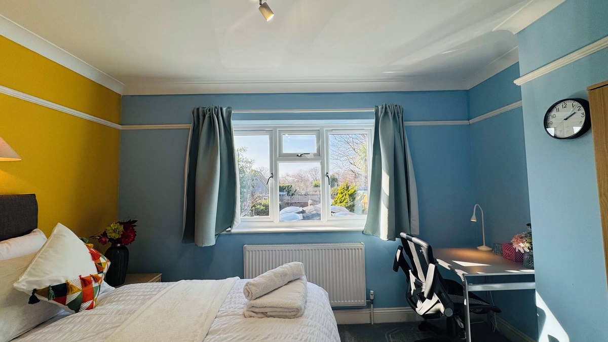 Crawley House | Spacious 4BR house close to Gatwick Airport.