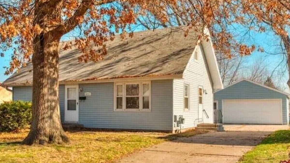 Lovington House | Spacious 4br house sleeps 10 w/game room & gym