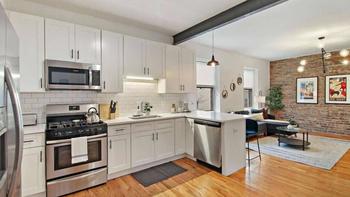 Pilsen Apartment | Spacious 4BR in Chicago w/Laundry!