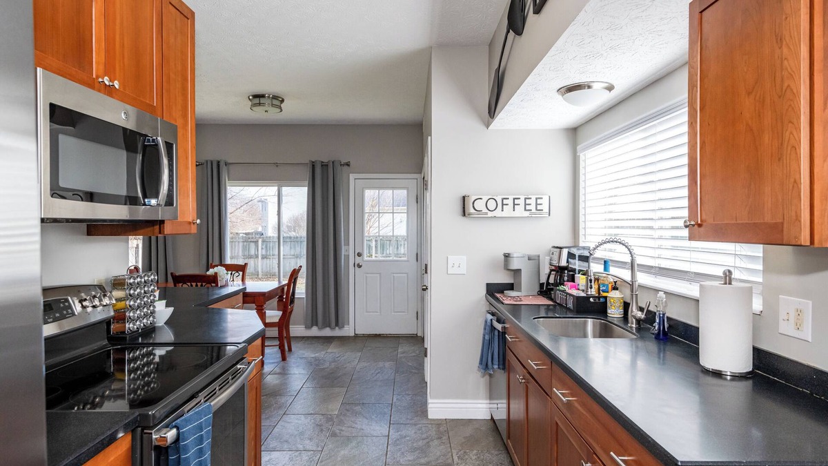 Englewood House | Spacious 4BR - King Bed - Near I-70