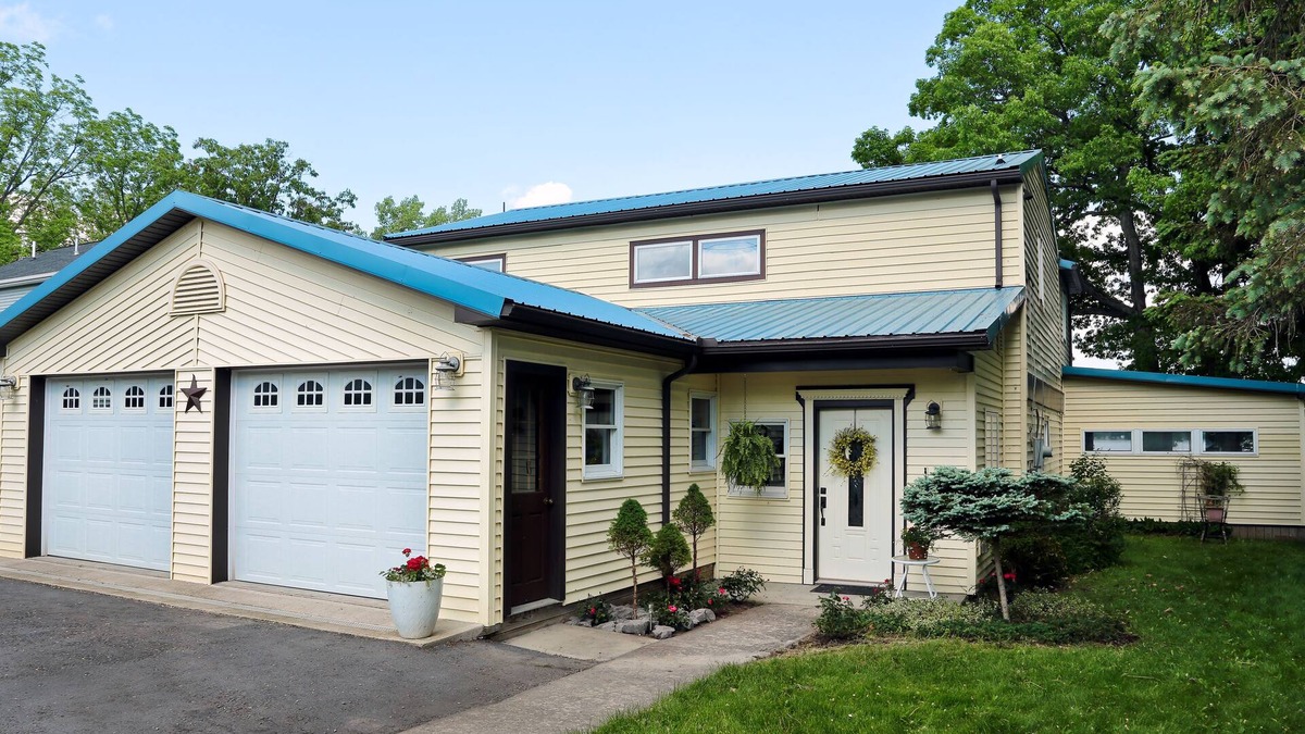Seneca Falls House | Spacious 4BR Lake House in Wine Country-Gorgeous Views, Hot Tub, Smart TVs, WiFI
