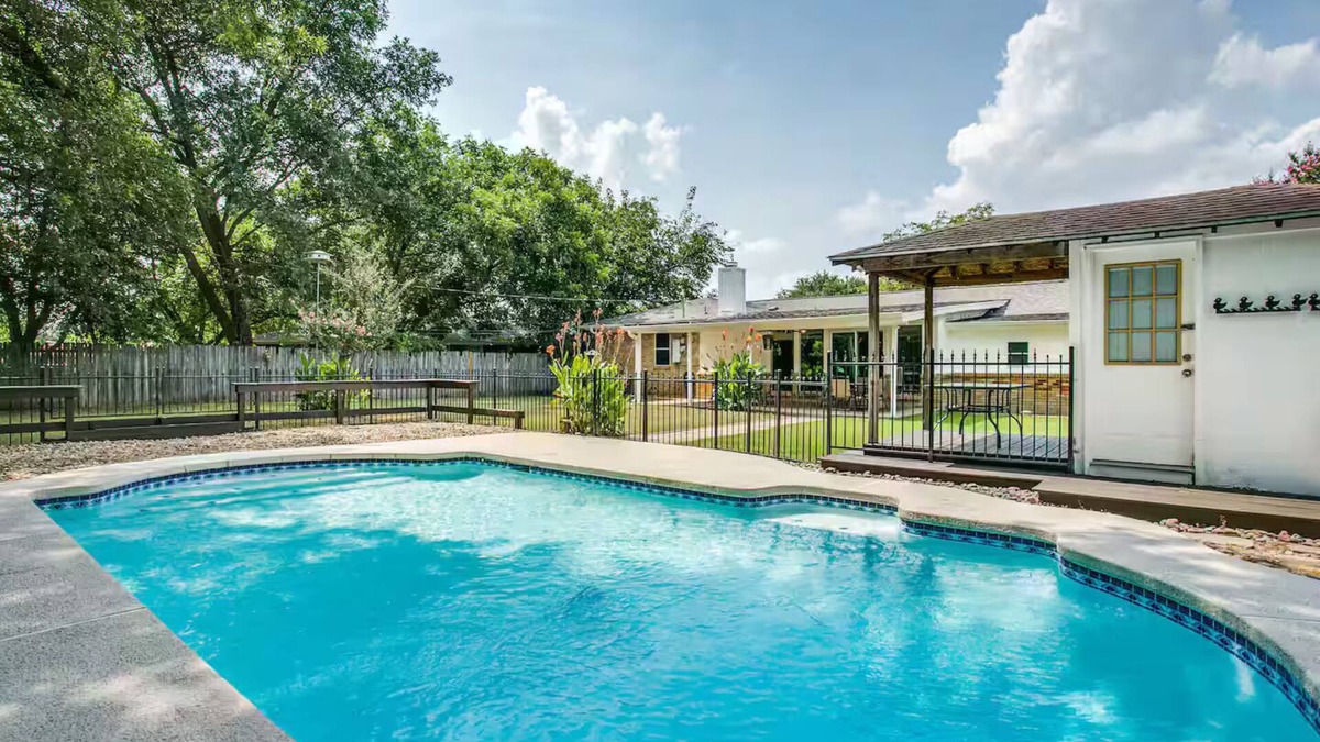 Bedford House | Spacious 4BR Near DFW & Stadium