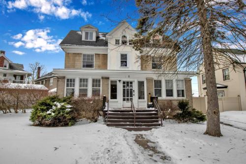 North Buffalo House | Spacious 4BR Near UB Niagara Falls - Pet Friendly