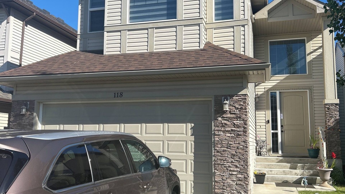 Airdrie House | Spacious 4BR Retreat- Perfect for Families & Groups!